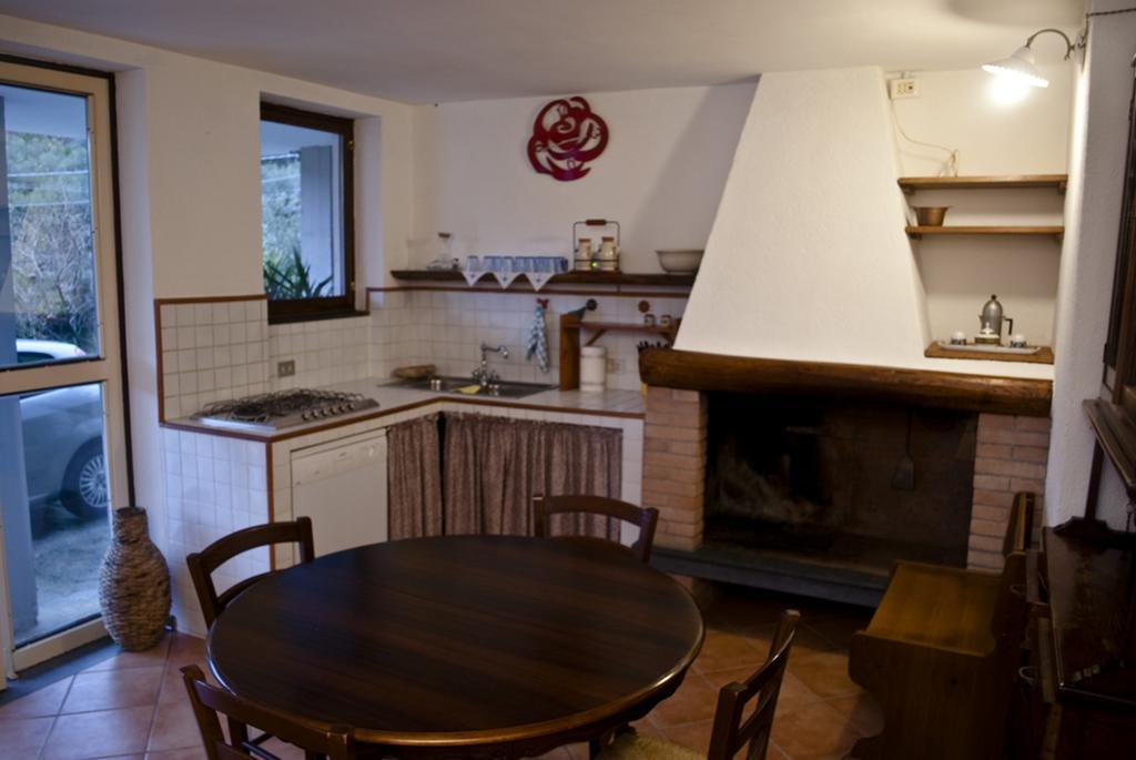 Parte Di Casa Con Giardino E Piscina Villa ปิเอตราซานตา ภายนอก รูปภาพ
